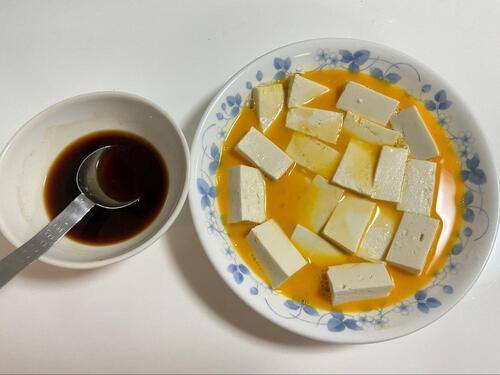 調味料を混ぜ合わせ、豆腐を一口大に切り、卵は溶いておく