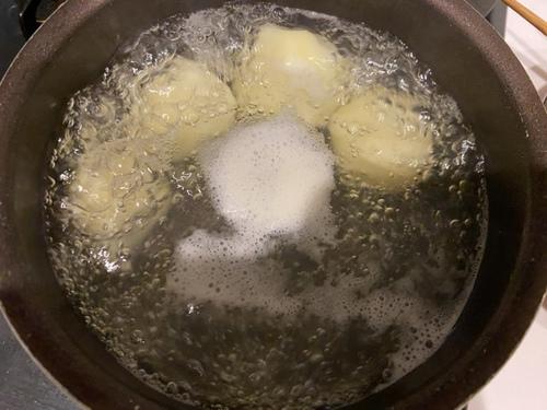 じゃがいもを茹でる