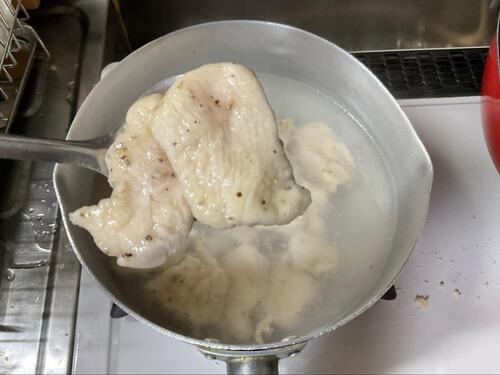 鶏肉の表面が透明の膜でコーティングされたら取り出す