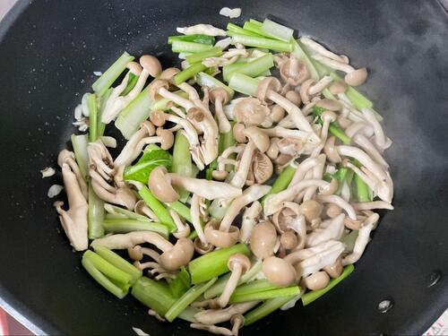小松菜はザクザク切り、茎と葉を分け、茎から先に炒める