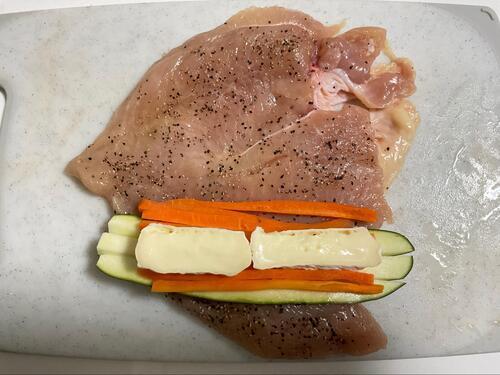 スティック状に切った野菜を、開いた肉の薄い方に置く