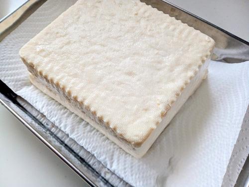 豆腐はキッチンペーパーで水を切る