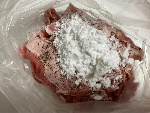 豚こま肉は塩、コショーし、片栗粉をまぶしておく