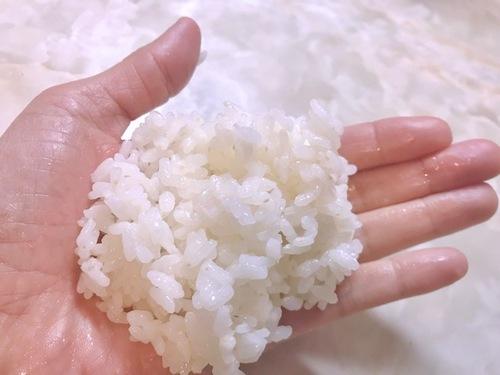 ごはんを手のひらにのせます
