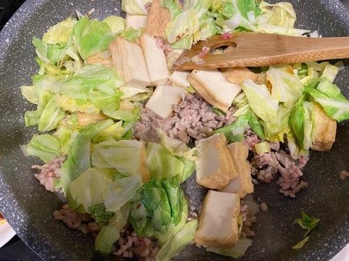 キャベツと厚揚げを加える