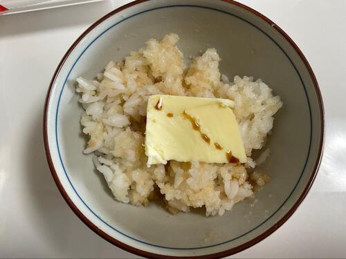明太子と調味料をご飯を混ぜる