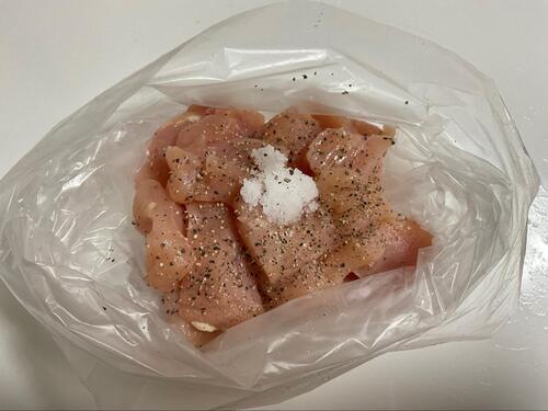 ビニール袋に鶏むね肉と塩を入れ、よくもむ
