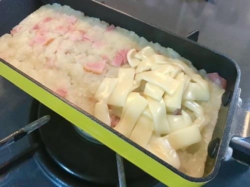 チーズを入れます