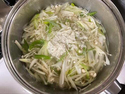野菜の量が減ったら、水と鶏がらスープを投入