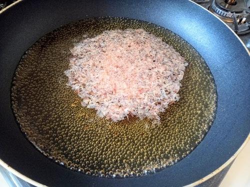 鰹節・調味料・水を入れて沸かす