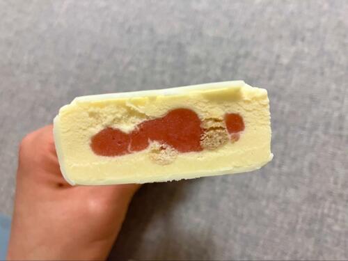 中にはいちご果肉ソースがたっぷり