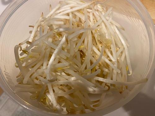 もやしに調味料を和える