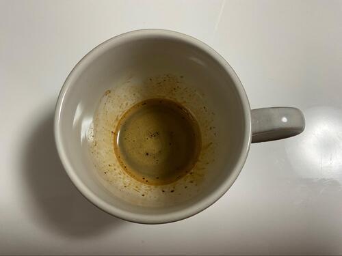 ティースプーン一杯のお水でインスタントコーヒーを溶かす