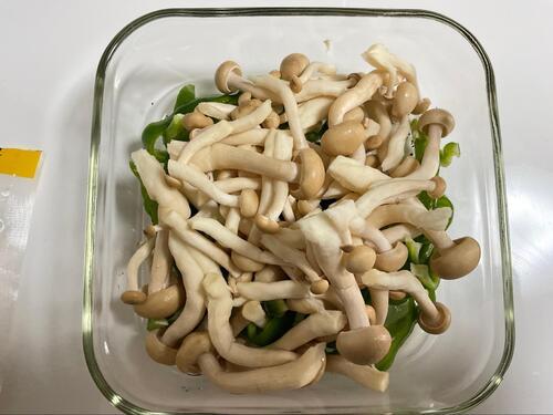 小分けにしたしめじ、細切りにしたピーマンを耐熱容器に投入