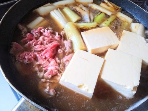 牛肉を加えて火を通す