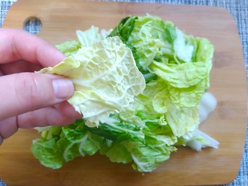 白菜を手でちぎる