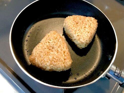 おにぎりを焼きます