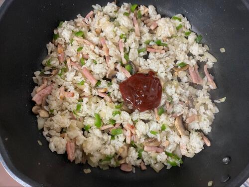 ご飯と調味料を加え、香ばしく焼き付ける