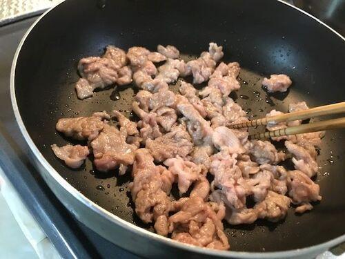 豚肉を炒めます