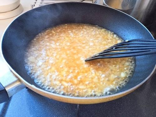 熱湯を少しずつ加える
