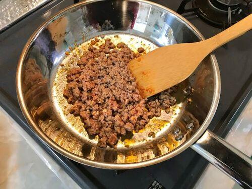 豚ひき肉を炒めます