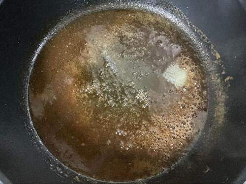 調味料を煮詰めてソースとして、鶏むねロールにかける