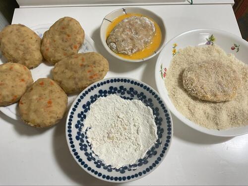 お好みの大きさに丸めたら、小麦粉、卵、パン粉の順に衣をつける