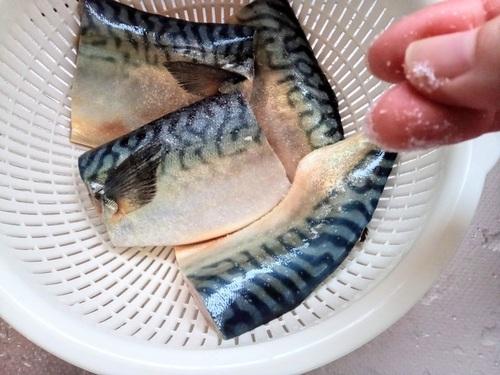 鯖に振り塩をする