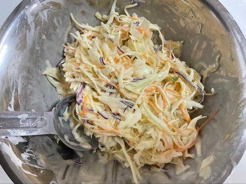 カット野菜を投入し、よく混ぜる