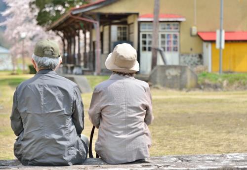 外でくつろぐ老夫婦
