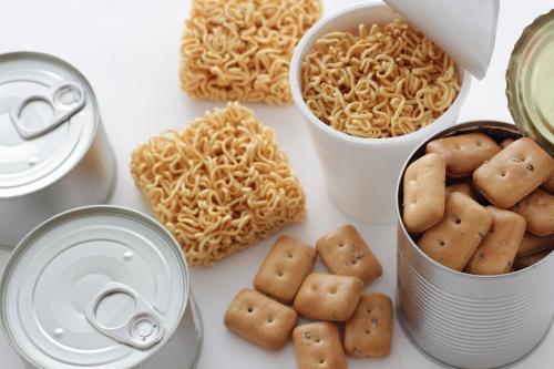 缶詰とカップ麺とカンパン