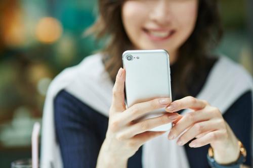 スマホを触る女性