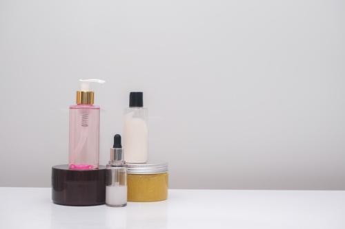 シャンプーボトルやクリームの容器