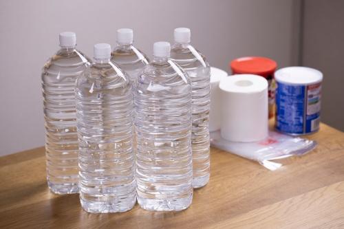 ペットボトルの水とトイレットペーパー