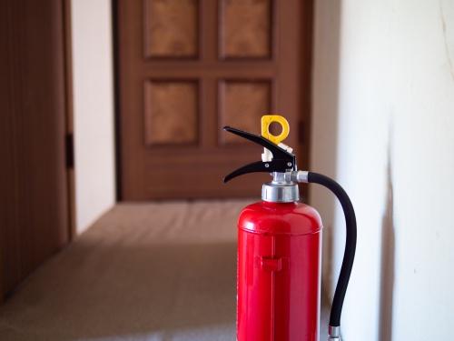 家の廊下に置かれた消火器