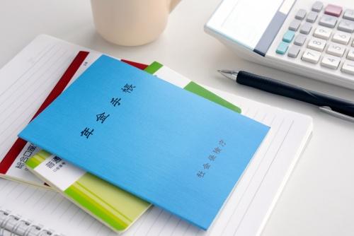 年金手帳と預金通帳