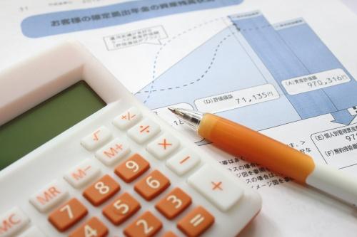 確定拠出年金の書類と電卓