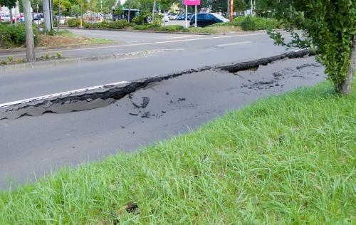 地割れした道路