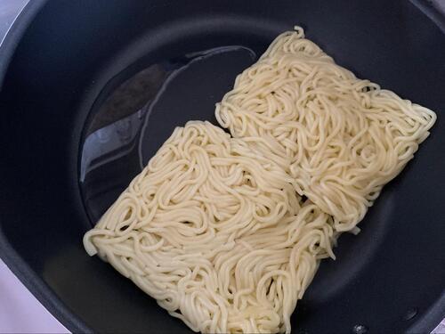焼きそば麺は蒸し焼きに