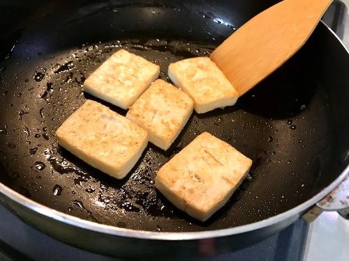 豆腐を焼きます