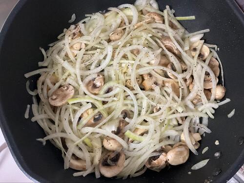 スライスした玉ねぎを先に炒める