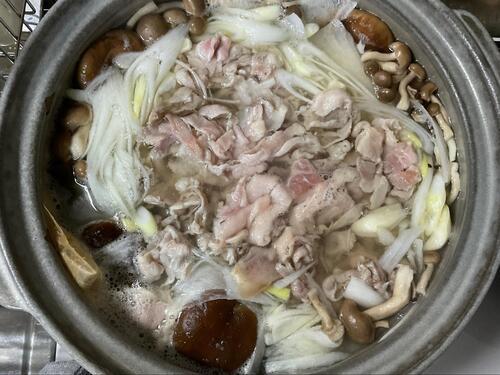 出汁が出たら、豚バラ肉を投入