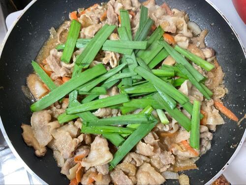 豚肉に火が通ったら、青ネギを投入