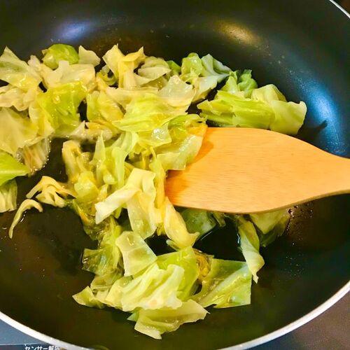 鮭を取り出し、キャベツを炒めます