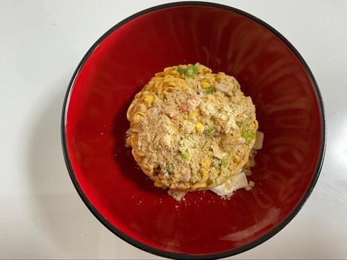 お椀に麺とかやくを入れる