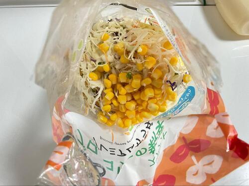 カット野菜の袋に、すし酢と塩を入れて、よくもむ