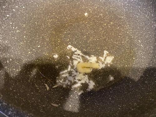 しょうが、にんにく、長ネギと豚ひき肉を炒める