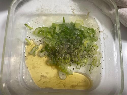 鶏むね肉を取り出し、長ネギ、調味料を投入