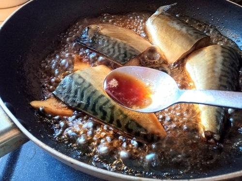 スプーンで煮汁をかけながら煮詰める