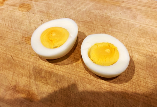 お玉一杯の水でゆで卵を作る